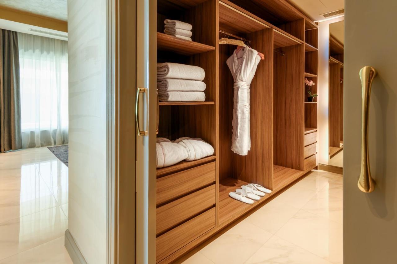 Centara West Bay Hotel & Residences Доха Экстерьер фото A walk-in closet