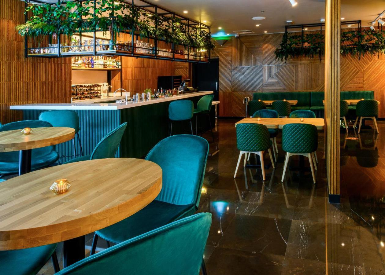 Centara West Bay Hotel & Residences Доха Экстерьер фото The interior of the restaurant
