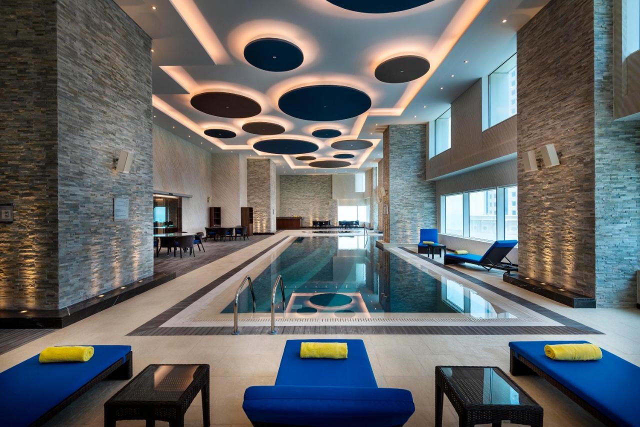 Centara West Bay Hotel & Residences Доха Экстерьер фото The swimming pool at the hotel