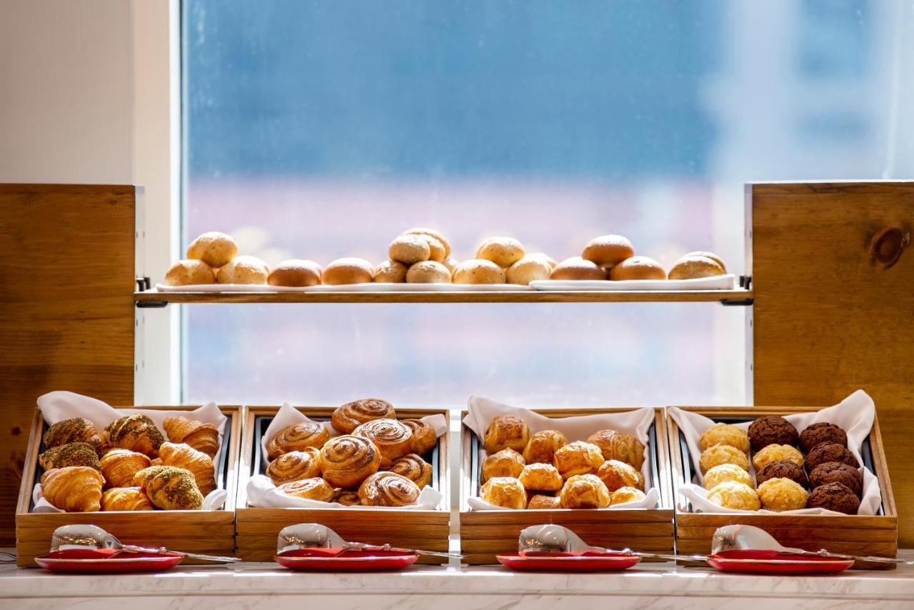 Centara West Bay Hotel & Residences Доха Экстерьер фото Bakery items
